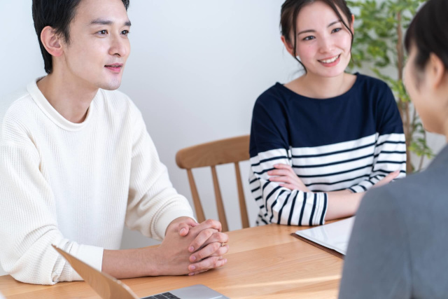 夫婦と話す代行業者
